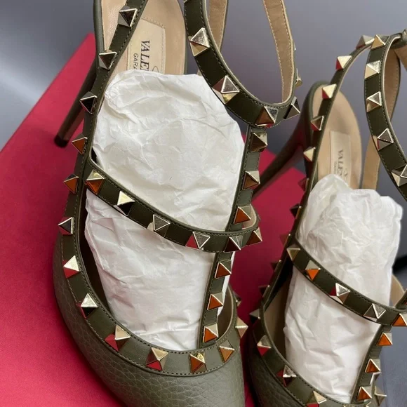 Valentino Garavani Rockstud Heels - Picture 4 of 5